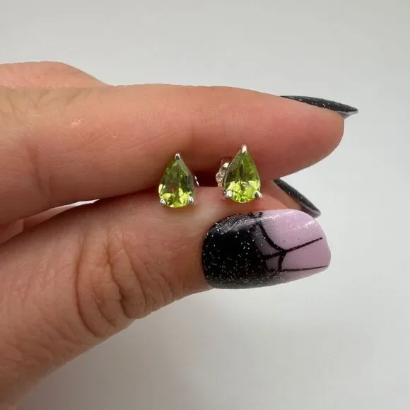 NWOT ~4x6mm faceted, pear cut Peridot stud earrings in sterling silver! - Picture 6 of 14